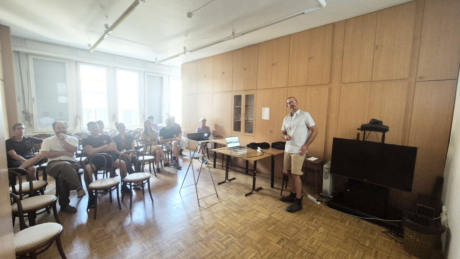 Josh Kumarek előadása a CSFK Földrajztudományi Intézetben a kanadai tavak DDT tartalmáról